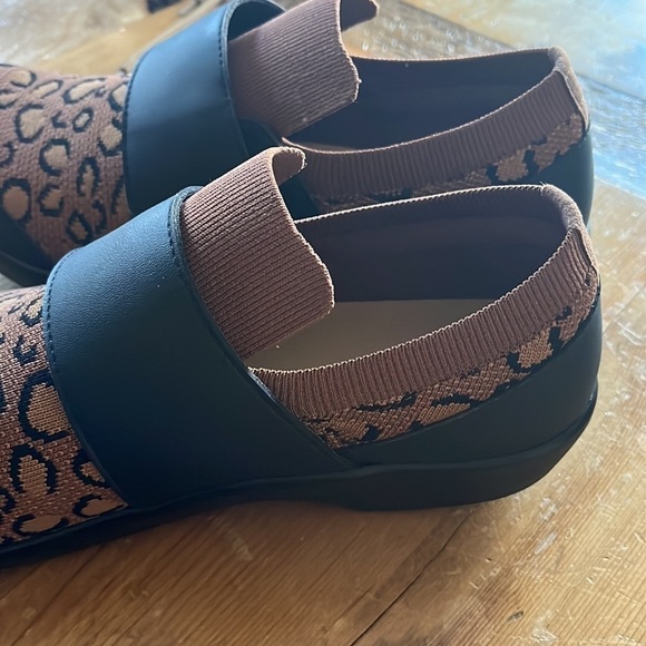 NEW Traq by Alegria Qwik Sneaker Slip on Walking Shoe Leopard 38 EUR 8-8.5 US - Picture 7 of 11